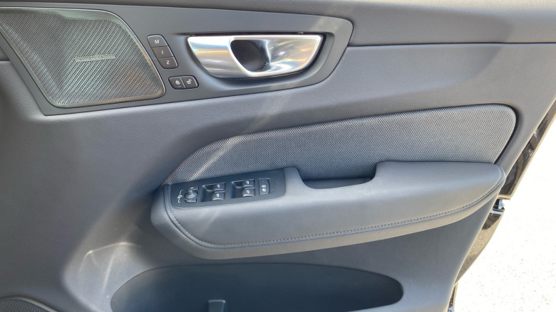 Volvo XC60 2.0 B5P Plus Black Edition 5dr AWD Geartronic Petrol Estate